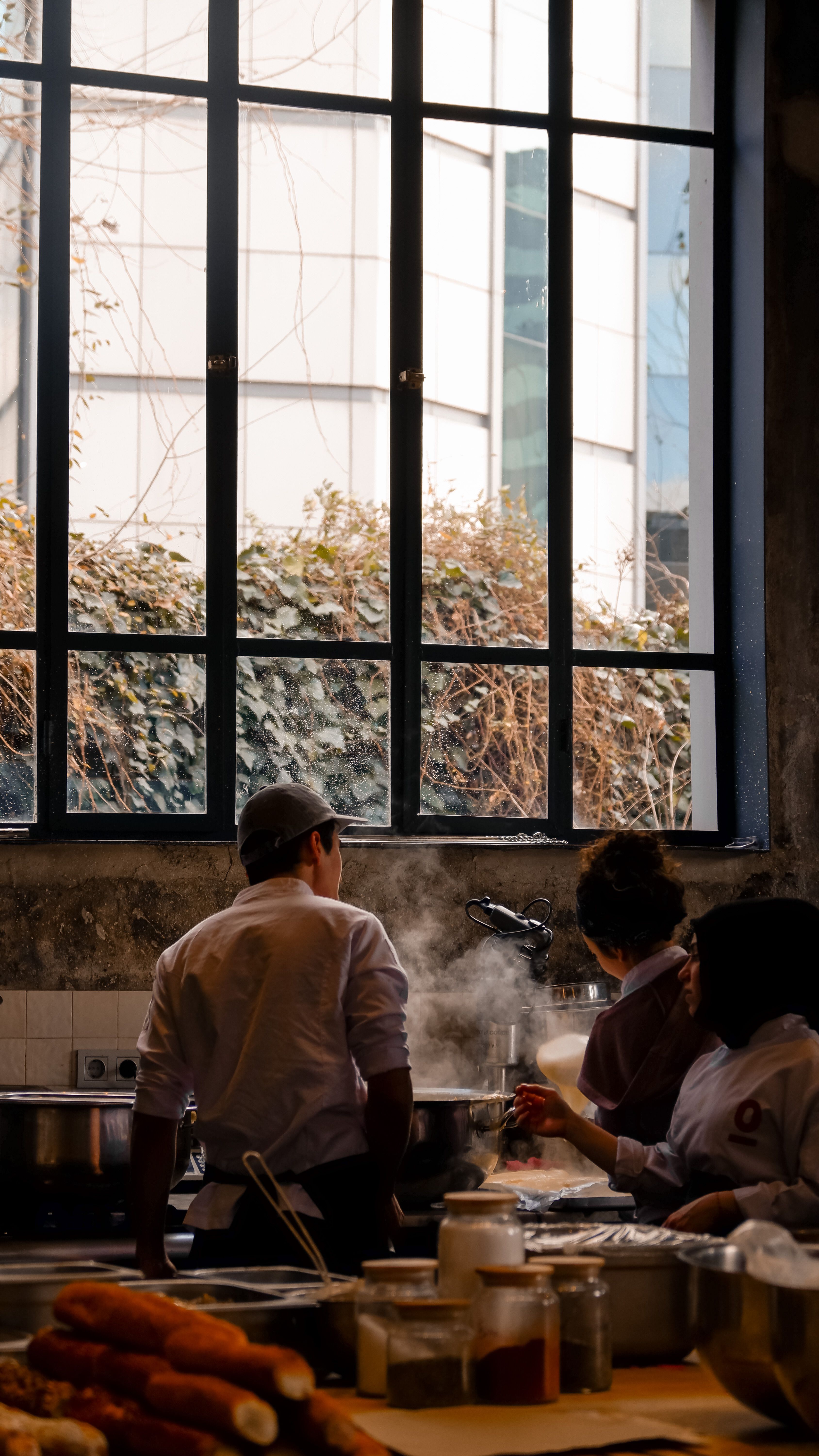 Cozinha de restaurante com chefs trabalhando