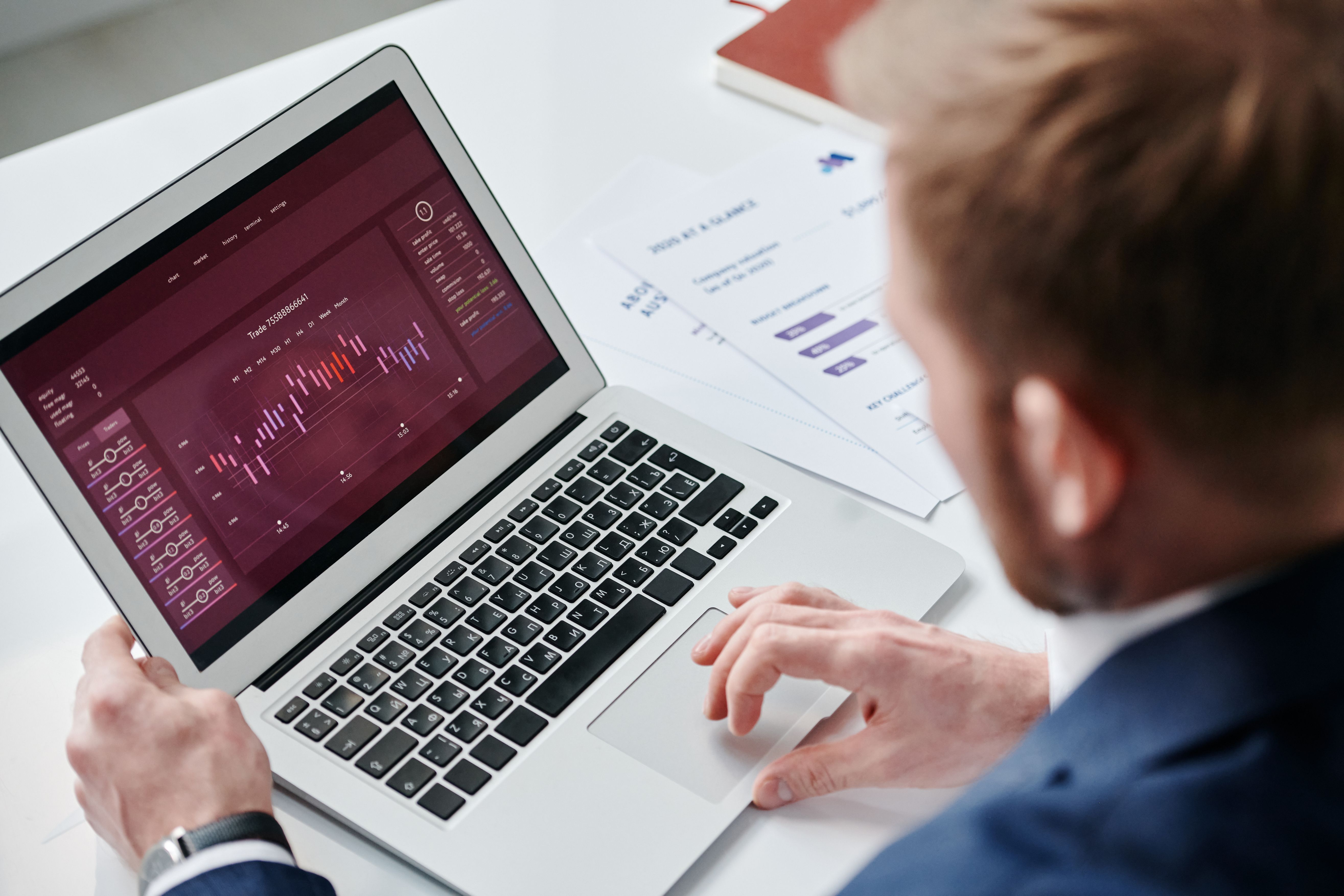 Empresário analisando dashboard financeiro em laptop